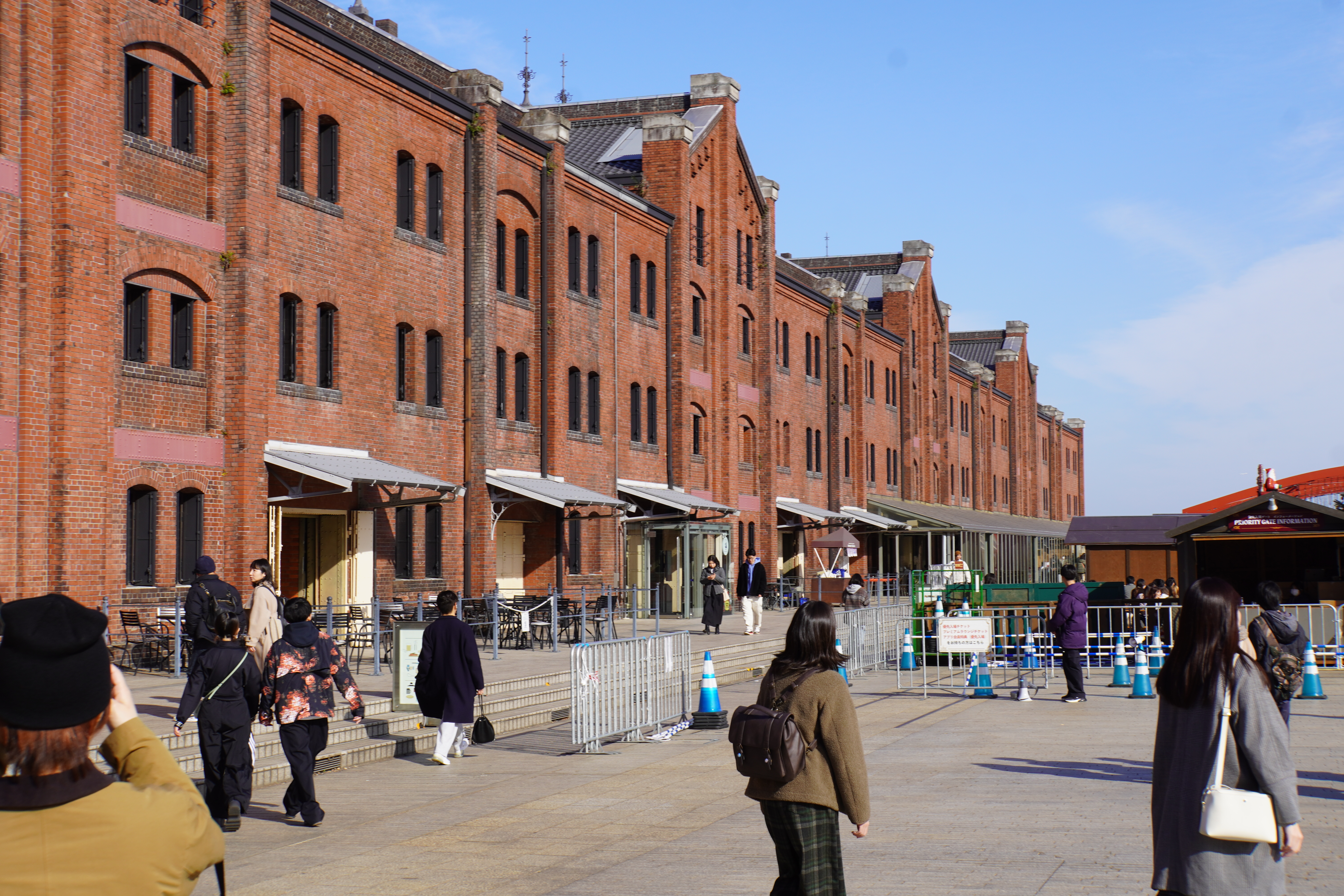 Backsteingebäude am Meer