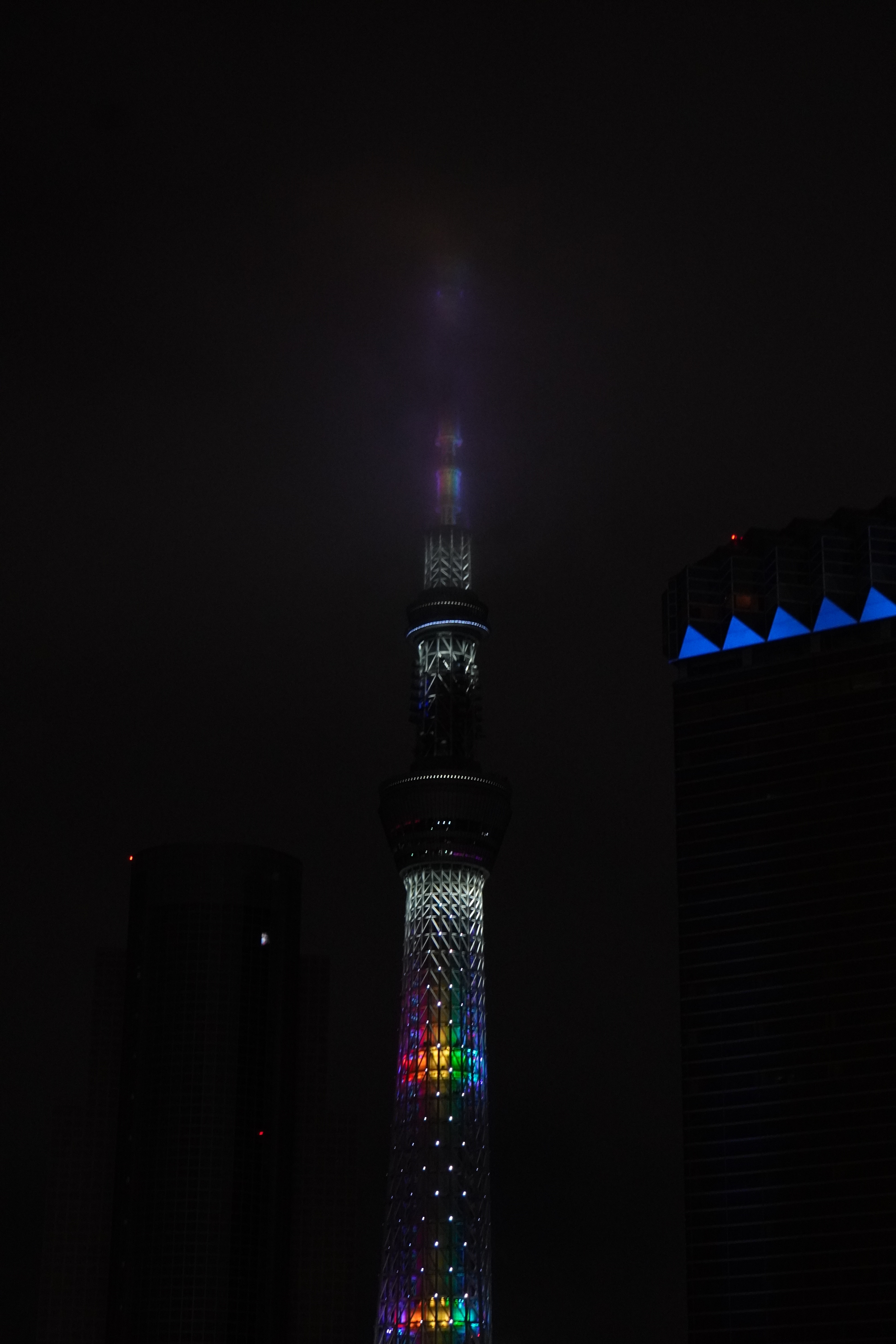 beleuchteter Tokyo Skytree in Wolken