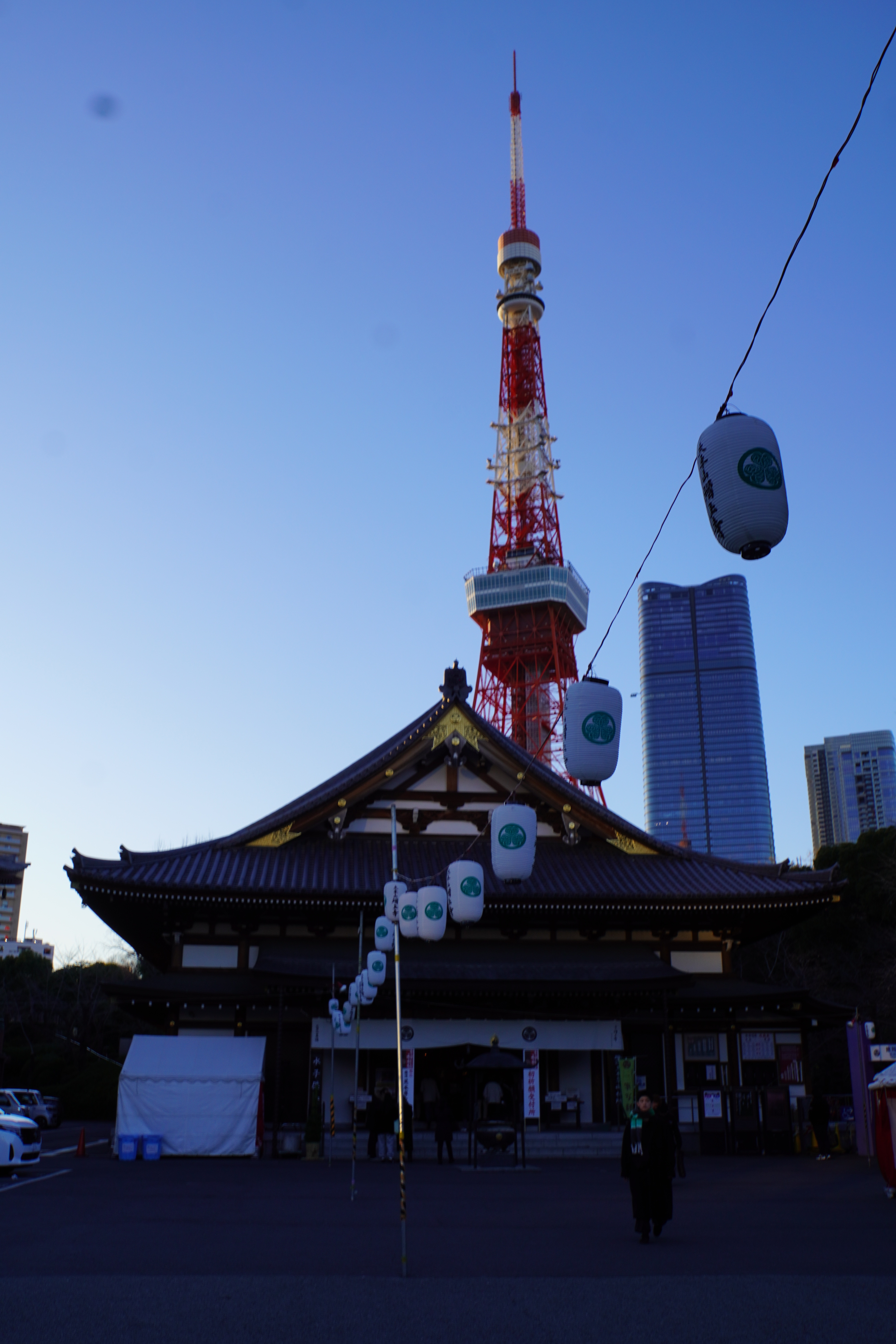 Tokyo Tower hinter Tempel 2