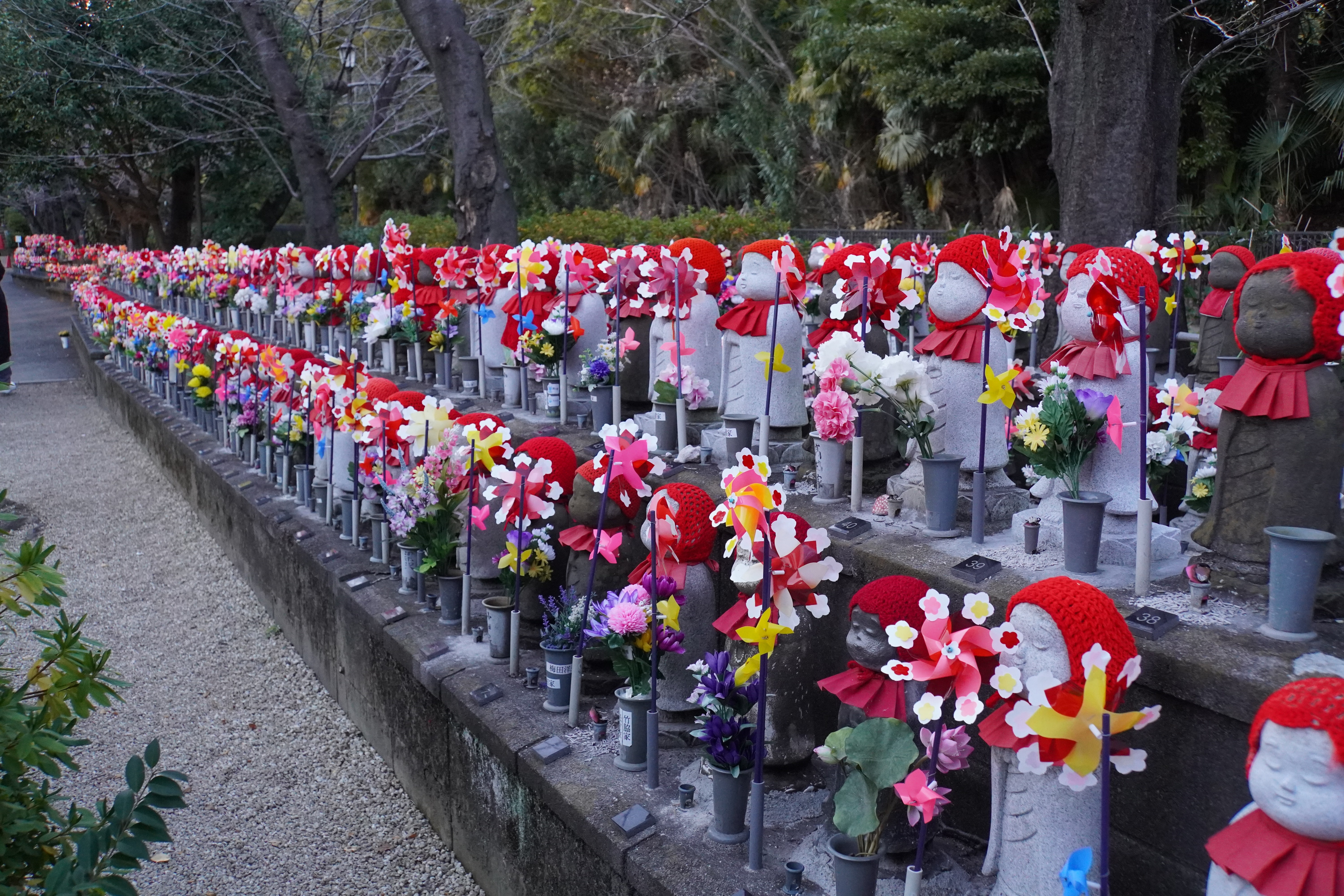 Figuren neben Schrein