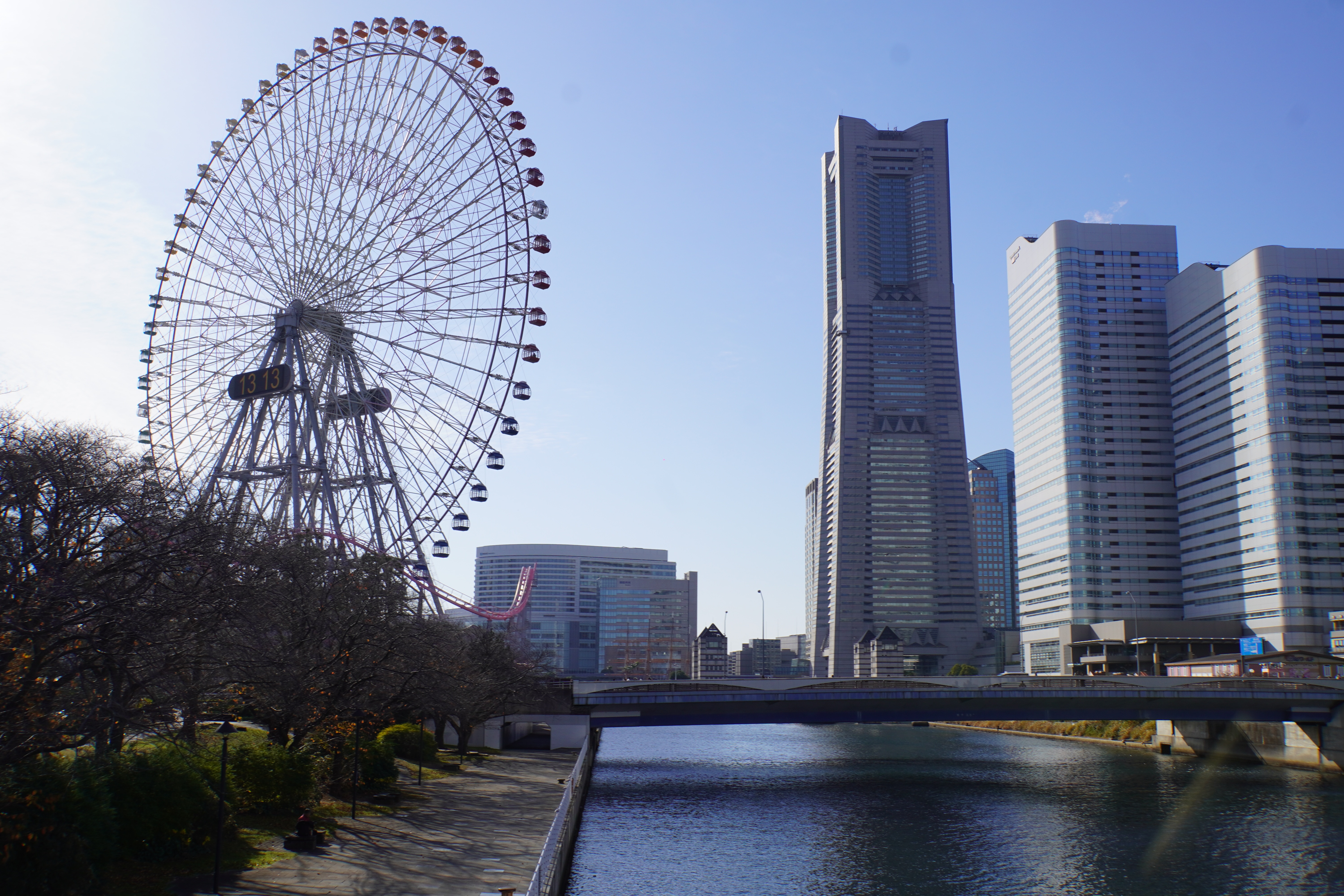 Hochhäuser mit Riesenrad