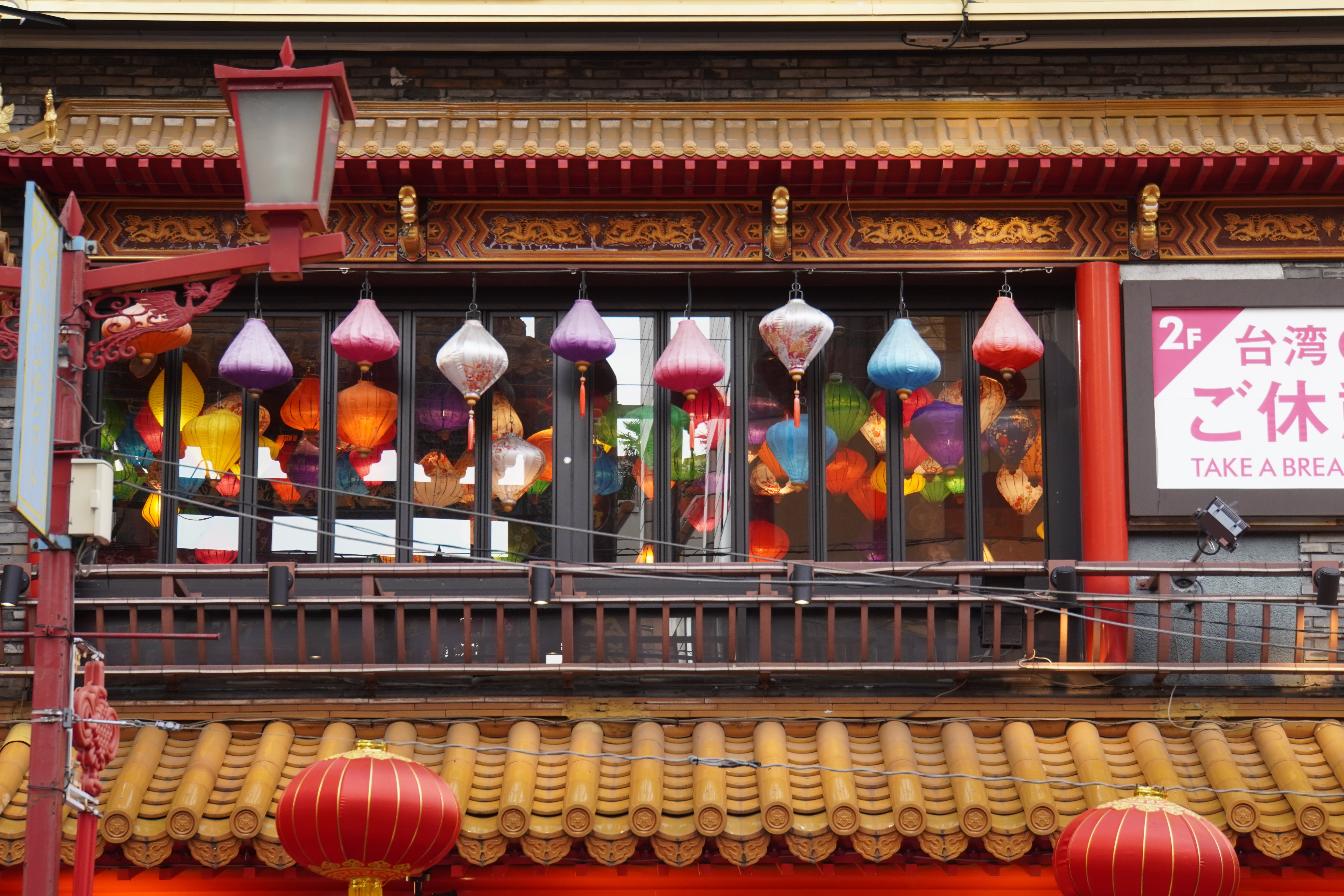 schöne Lampen im Gebäude