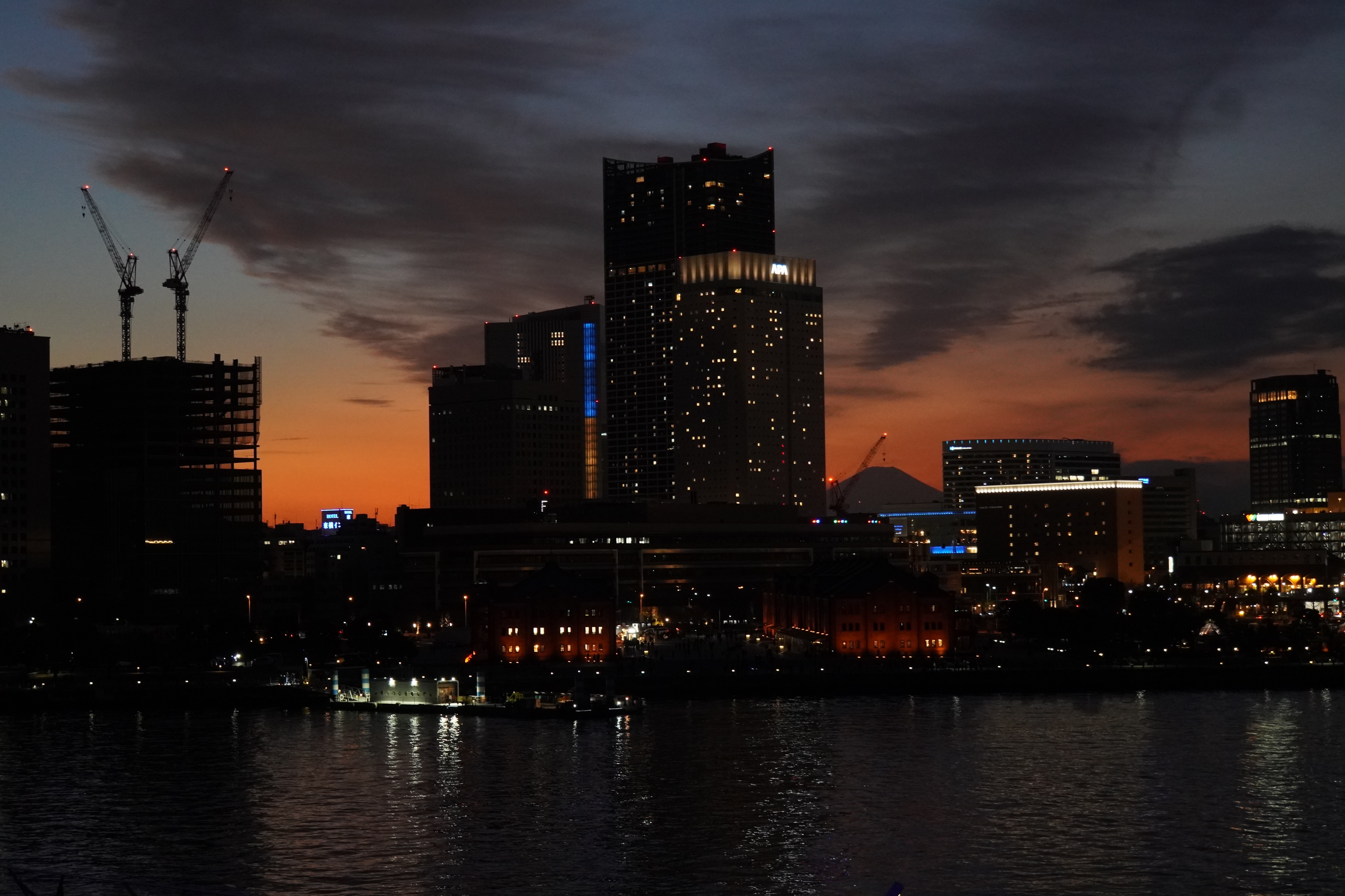 beleuchteter Yokohama Port bei Sonnenuntergang